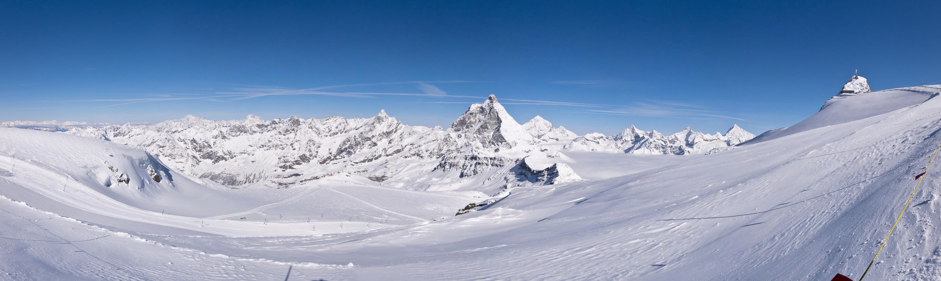 Blick ins Skigebiet in traumhafter Kulisse mit Mont Blanc, Matterhorn und Weisshorn.