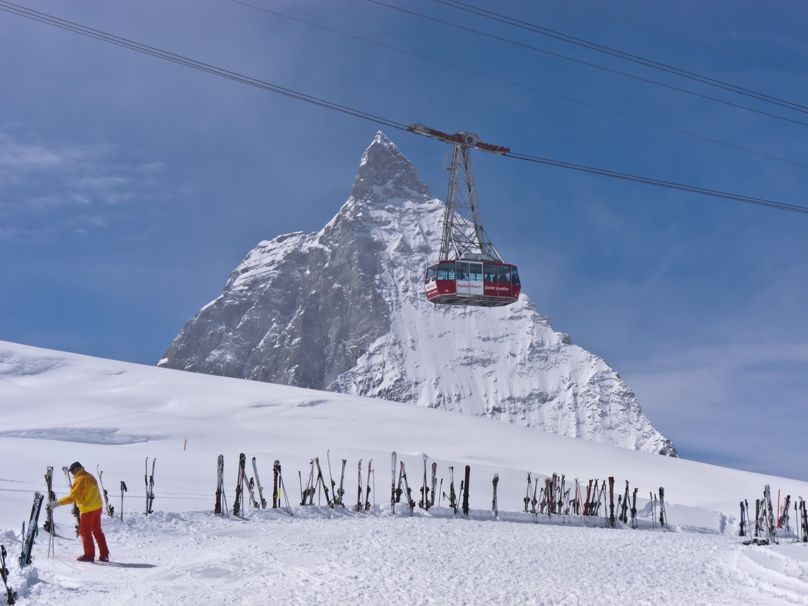 Matterhorn, Skier und die Klein-Matterhorn-Gondel - und dazu ... ?
