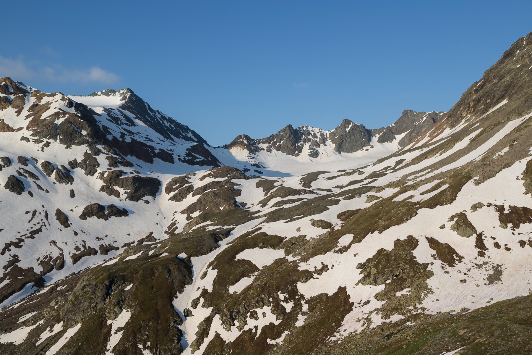 Links davon Piz Surgonda W (3.193 m) und ganz rechts Piz d'Agnel (3.205 m).