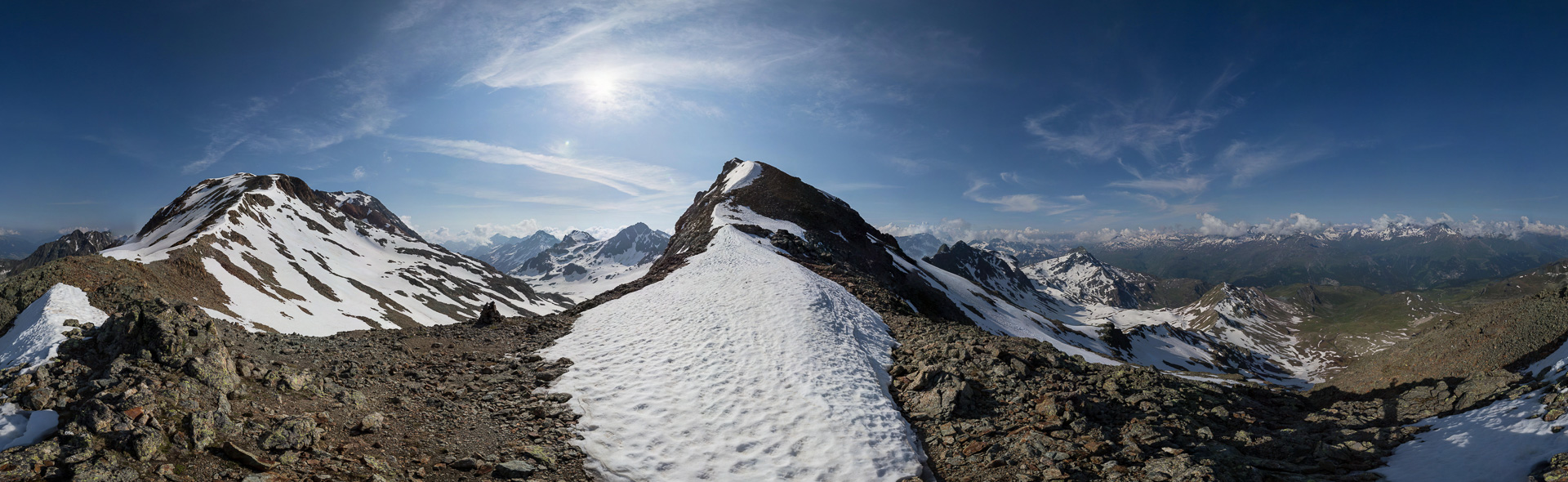 Links Tschima da Flix (3.316 m) mit Piz Calderas (3.397 m) und in der Mitte Piz d'Agnel (3.205 m).