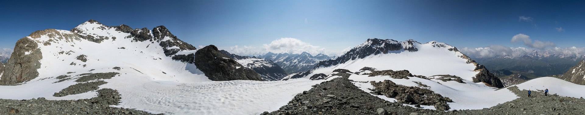Links Piz Calderas (3.397 m) - rechts Piz Picuogl (3.333 m) und Tschima da Flix (3.306 m) - dazwischen Piz Lagrev, ganz rechts Piz Platta.