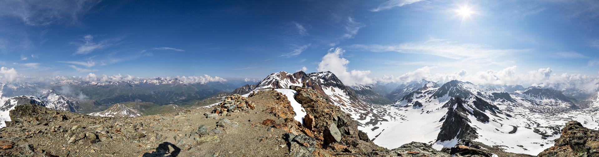 In der Bildmitte Tschima da Flix (3.316 m) und Piz Picuogl (3.333 m), links davon Piz Forbesch (3.262 m), rechts Piz Surgonda (3.196 m).