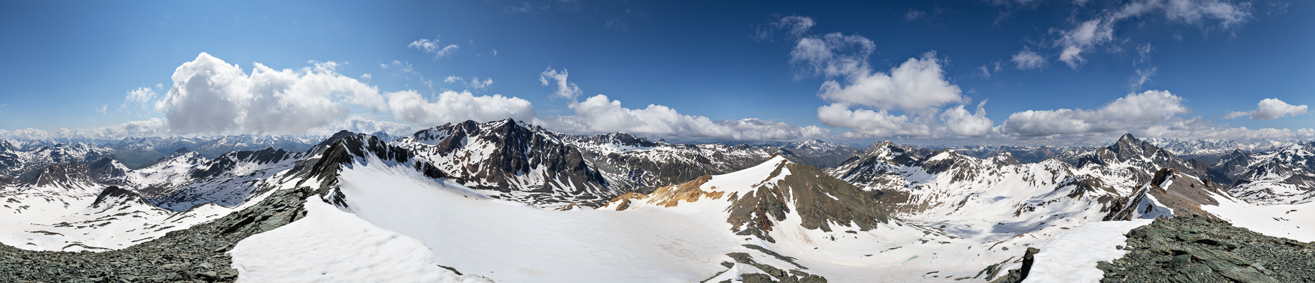 Oberengadin in Wolken, mächtig der Piz Picuogl (3.333 m), dahinter Piz Calderas und Piz Jenatsch. In der Bildmitte Piz Kesch und Piz Bever, rechts Piz Güglia.