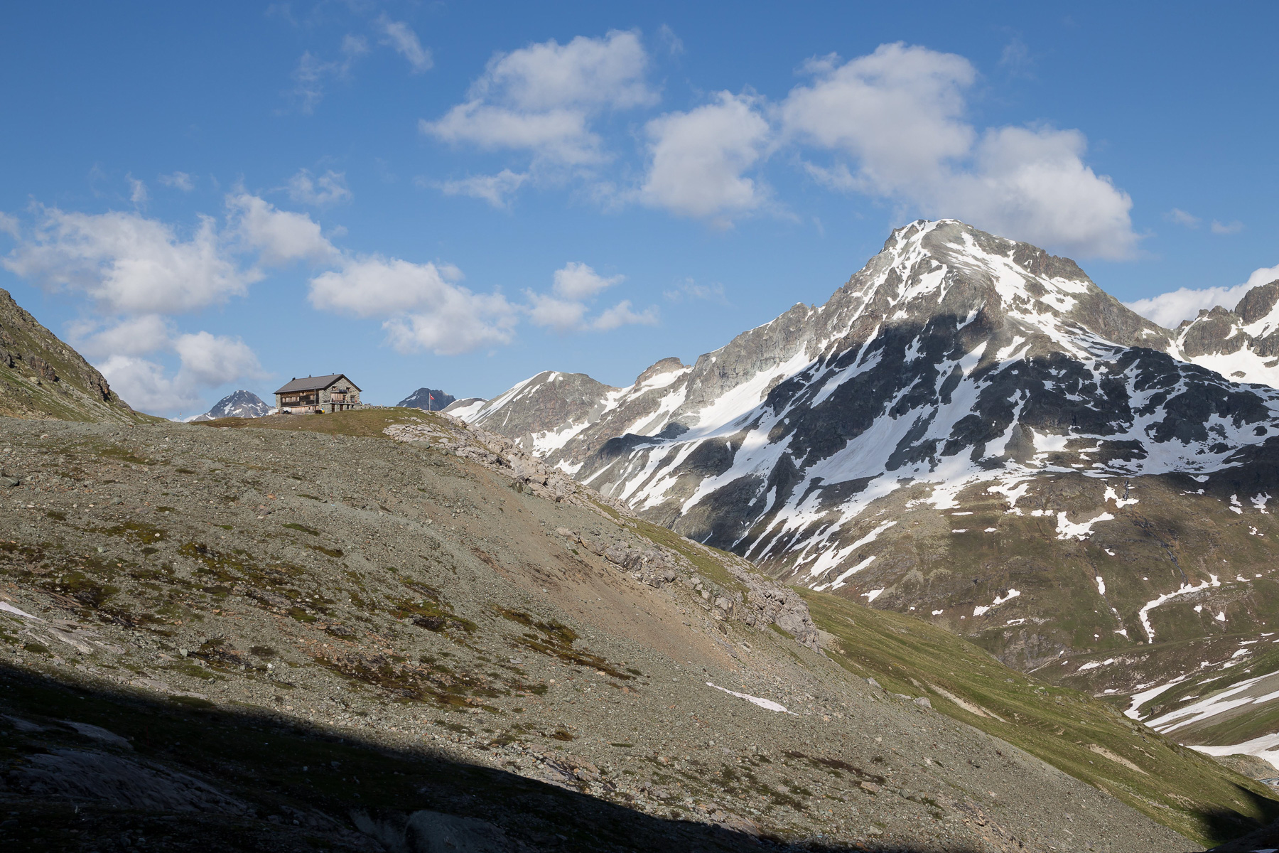 Dahinter der Piz Bever (3.230 m).