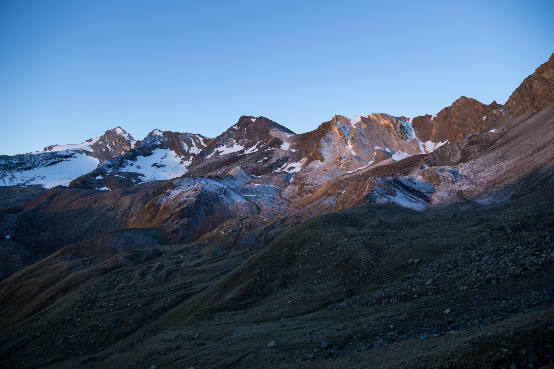 mit Gran Serraz (3.552 m), Punta di Levionaz (3.423 m) und Punta del Tuf (3.393 m).