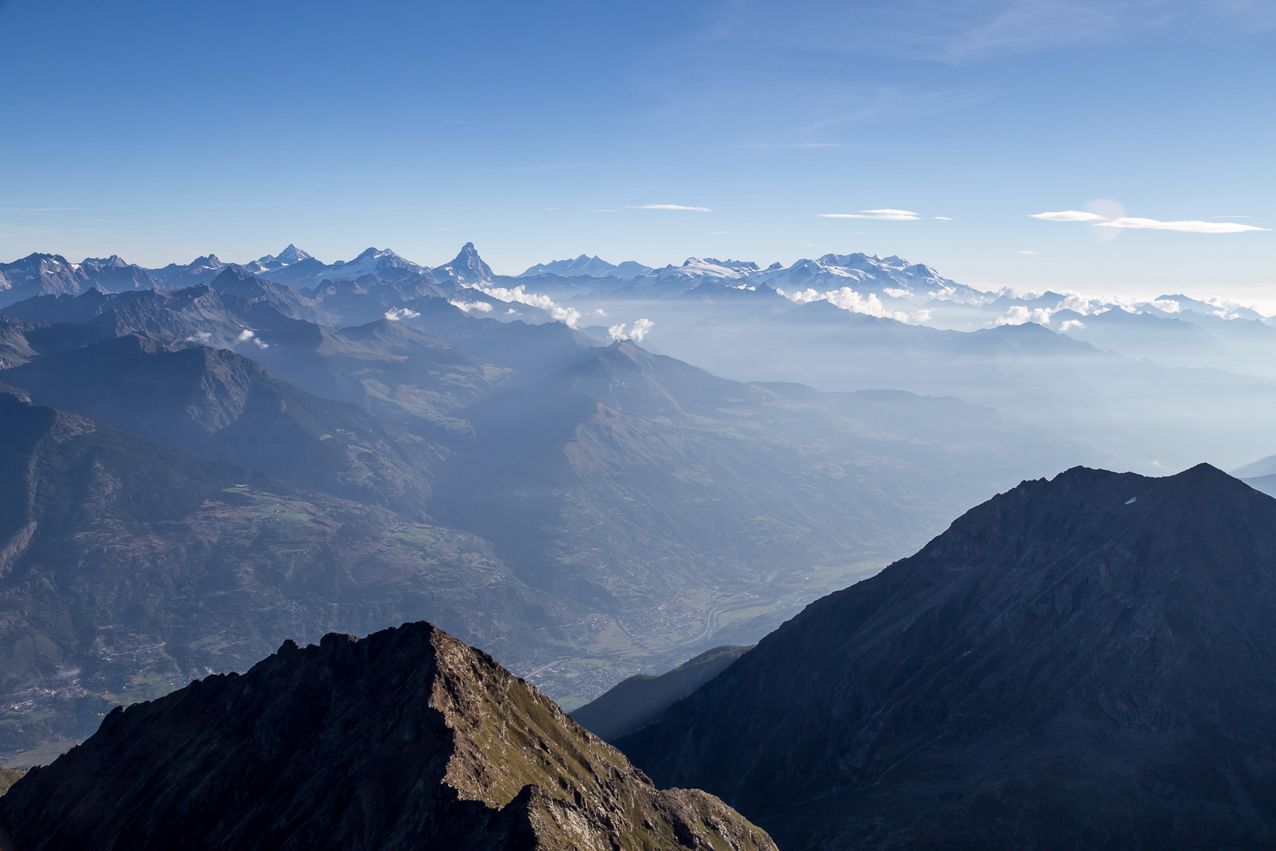 Blick ins Wallis mit Dent Blanche, Matterhorn, Dom, Breithorn und Monte Rosa.