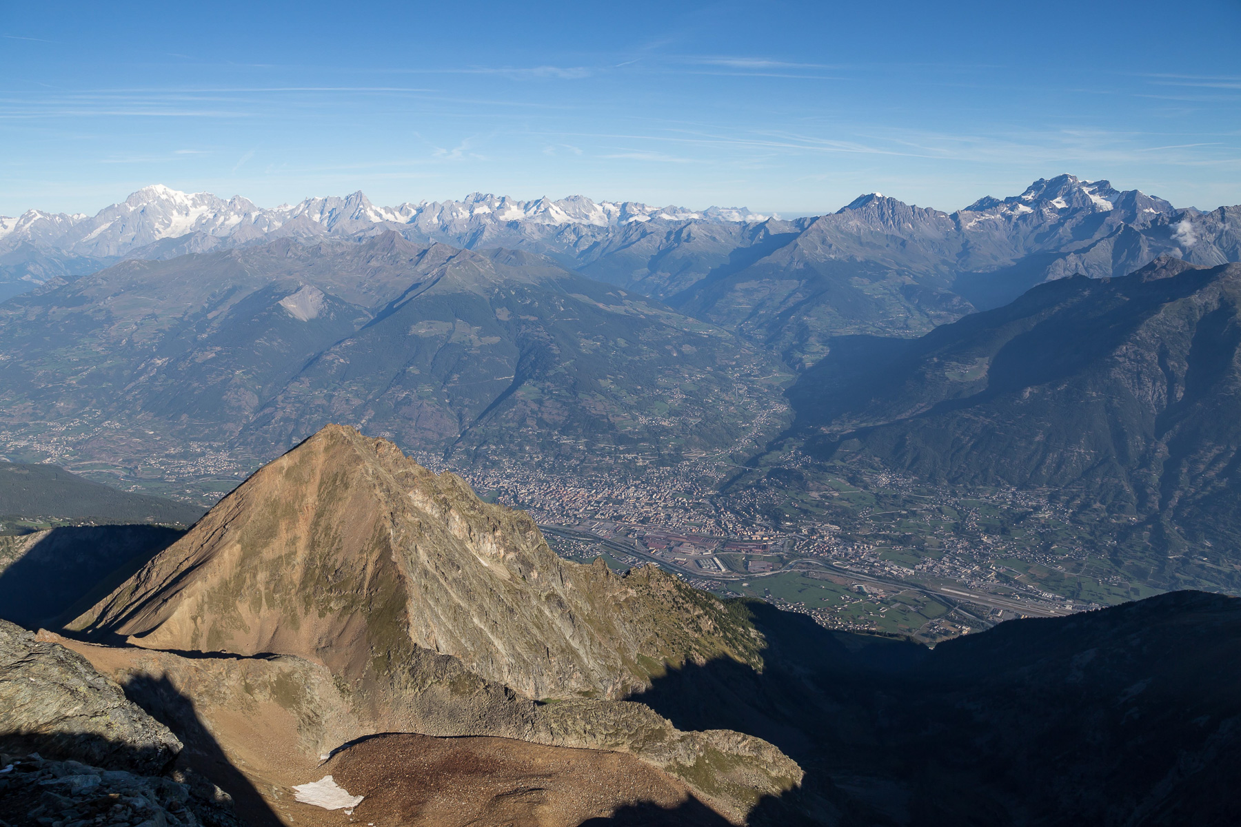 Mont Blanc (4.807 m), Grand Combin (4.314 m) und Tiefblick auf Aosta.