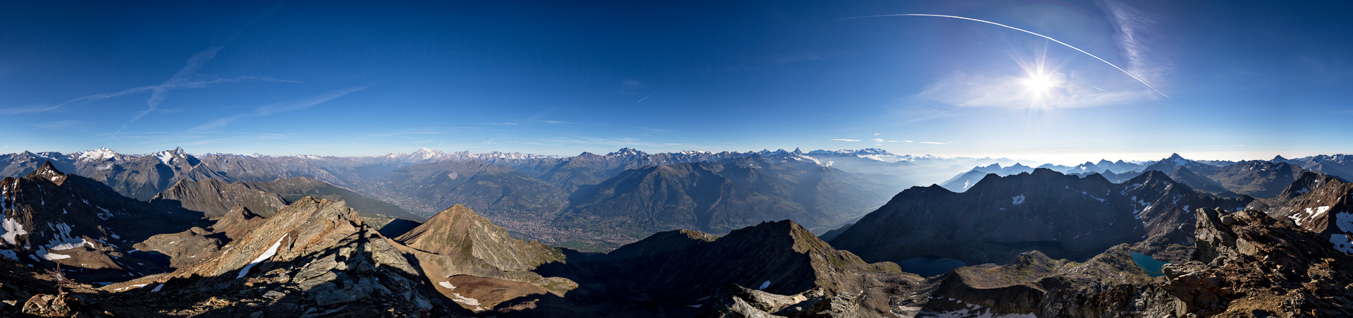Gipfelpanorama: Tiefblicke ins 3 km tiefer gelegene Aosta-Tal und Fernblicke ins Wallis und in die Paradiso-Gruppe.