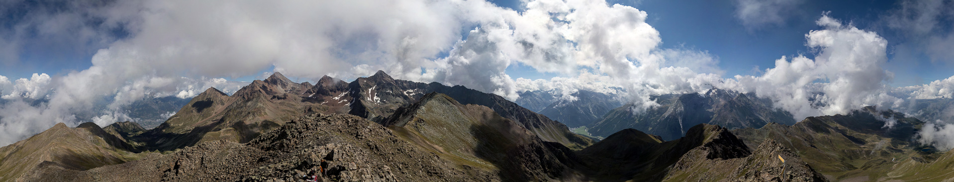 im Zentrum des Panoramas Monte Emilius (3.551 m) und Punta Garin (3.461 m).