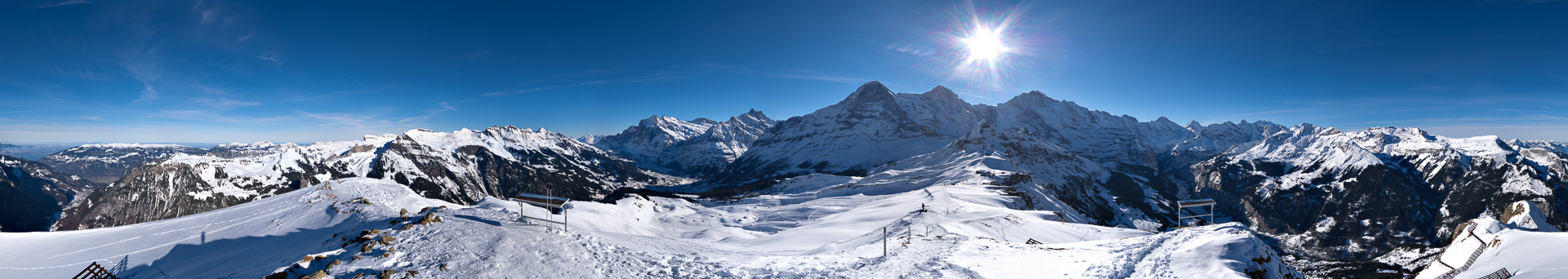 Panorama vom Rand des Skigebiets mit Blicks Lauterbrunnental.