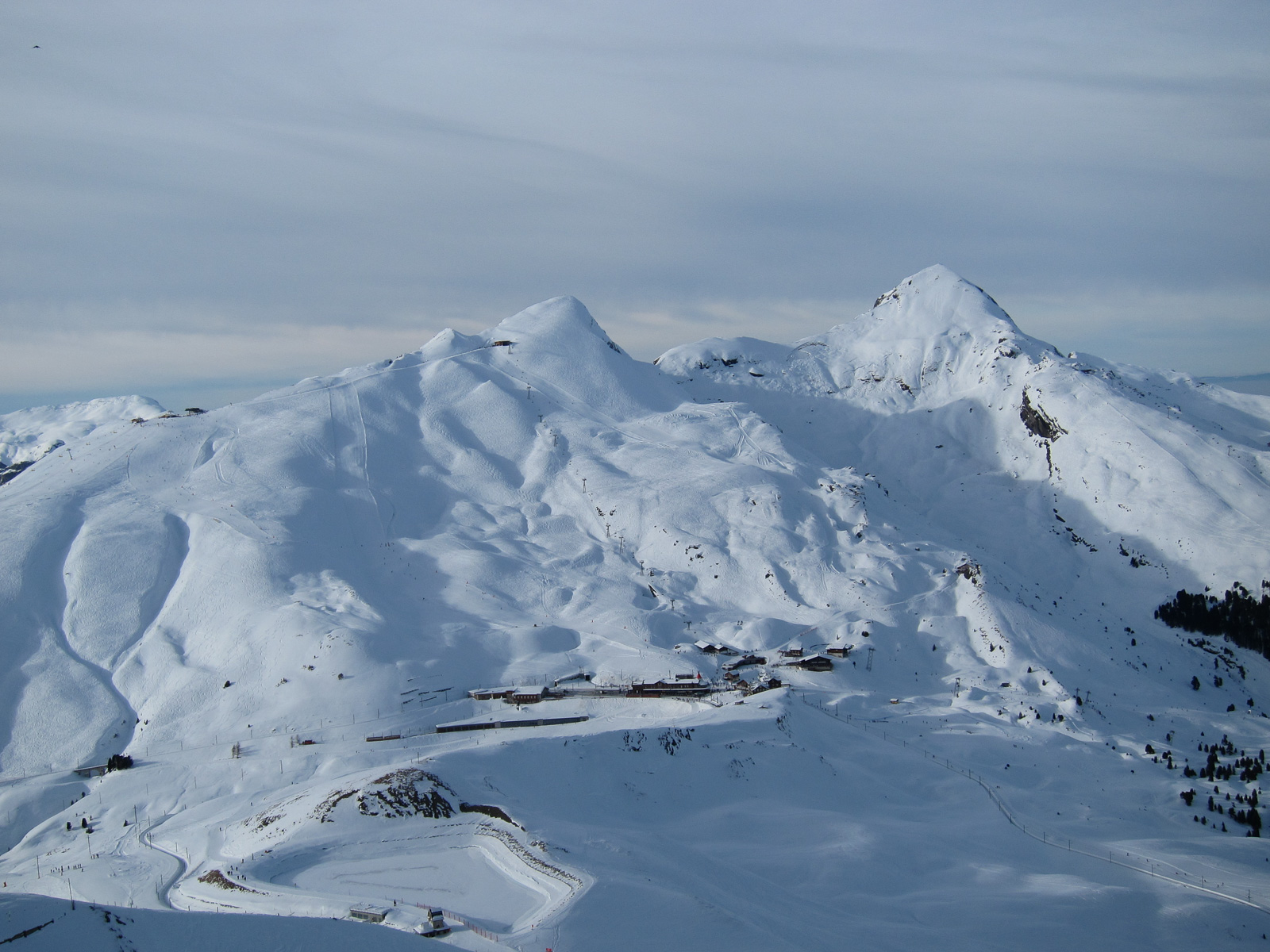 Davor die Kleine Scheidegg (2.061 m).