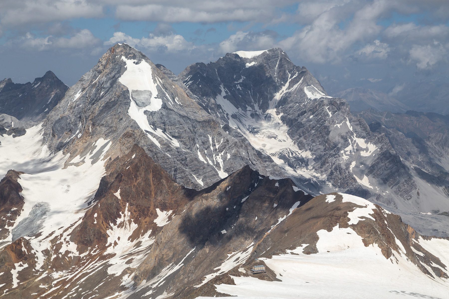 Blick zu Königsspitze (3.851 m) und Ortler (3.905 m) - ganz unten erkennt man die Casatihütte.