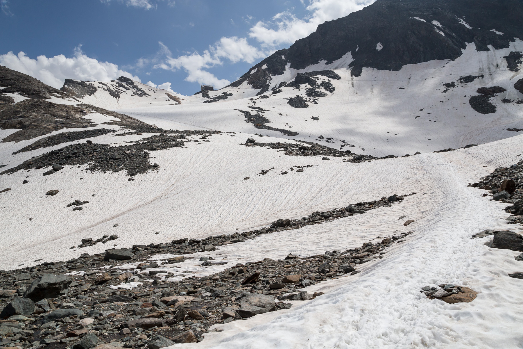 Die letzten Meter gingen über viel weichen Schnee - links Klein Allalin (3.070 m).