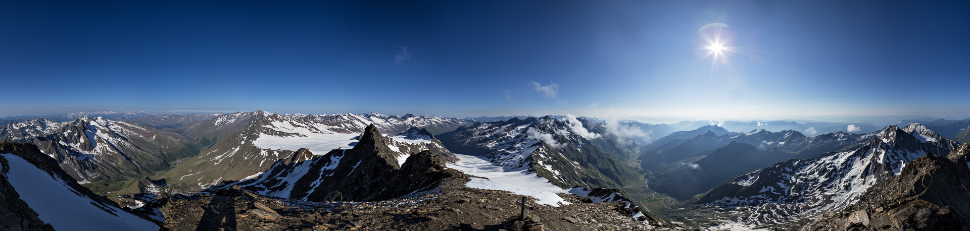 Ortlergruppe, Bernina und die Ötztaler Alpen auf der linken Seite; Stubaier, Zillertaler Alpen und Dolomiten auf der rechten Seite.