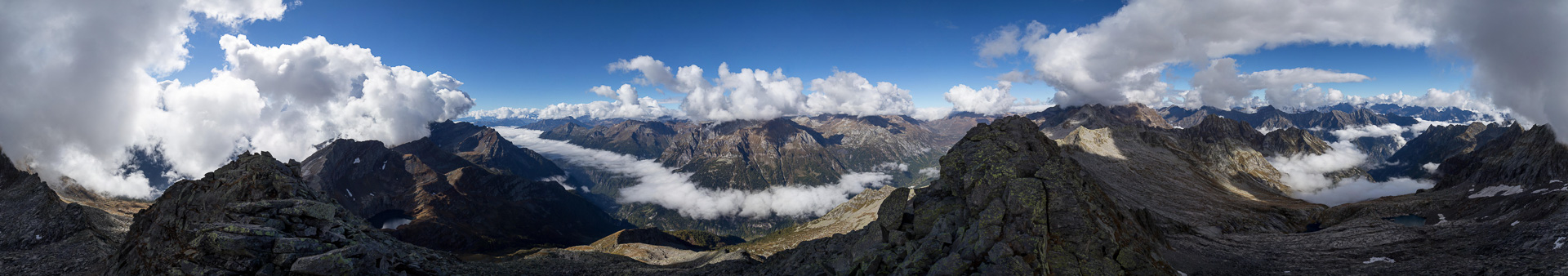 Gipfelpanorama - mittlerweile verdecken die Wolken das Wallis.