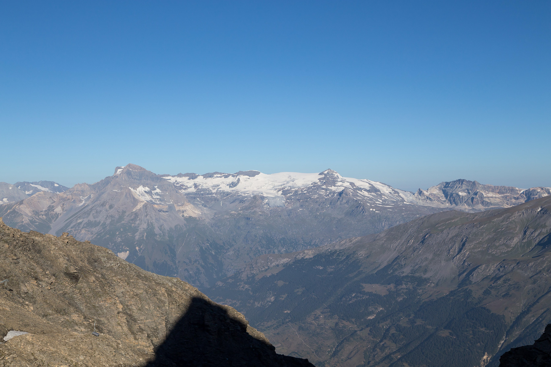 mit Dent Parrachée (3.697 m), Dôme de l'Arpont (3.599 m) und Dôme de Chasseforêt (3.586 m).