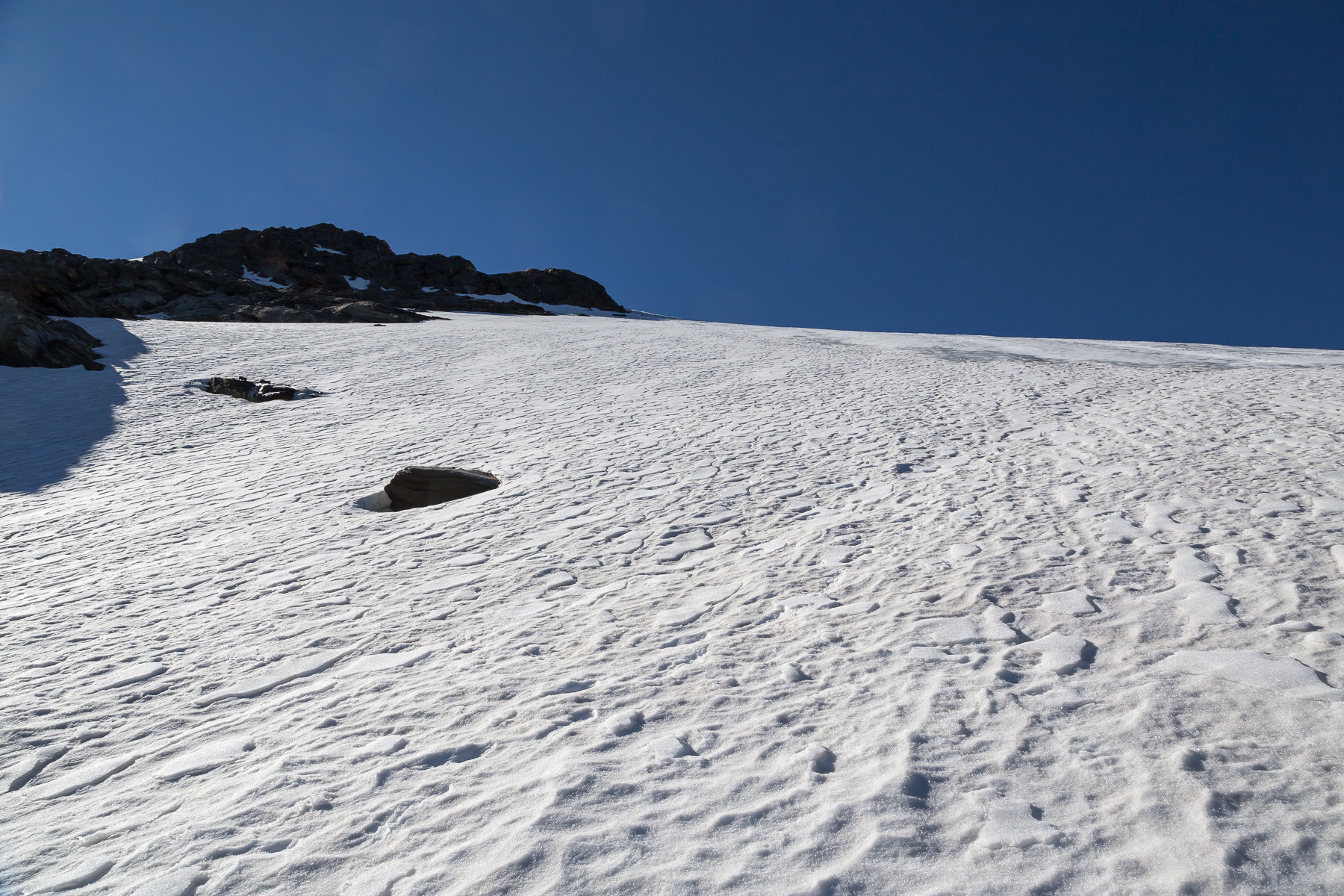 Am Gletscherrand auf 3.200 m: Sehr steil (ca. 40-45°) neigt sich der Gletscher am Einstieg.