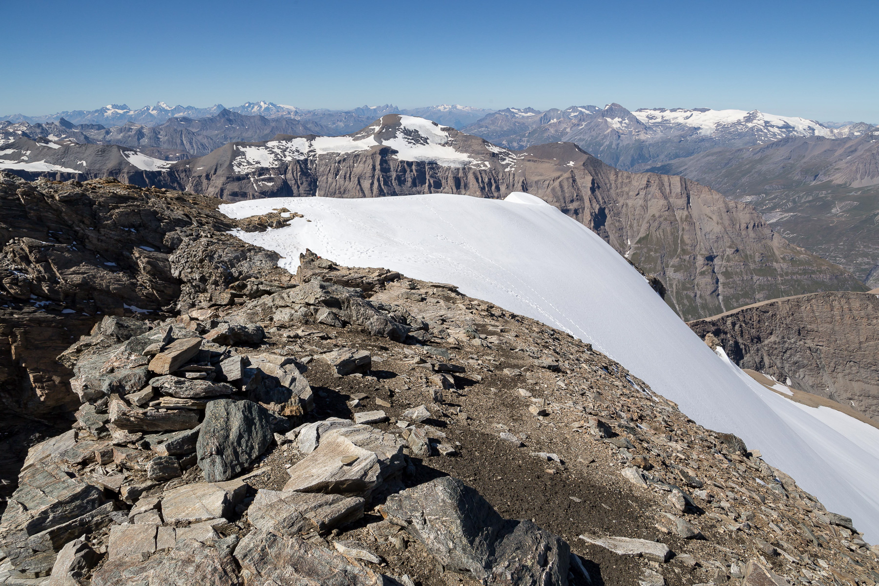 Die letzten steilen Aufstiegsmeter, dahinter die Pointe de Ronce (3.612 m). Am Horizont Mont Pelvoux, Barre des Écrins, La Meije, Aiguilles d'Arves, Pic de l'Etendard, Dent Parrachée und die Glaciers de la Vanoise.