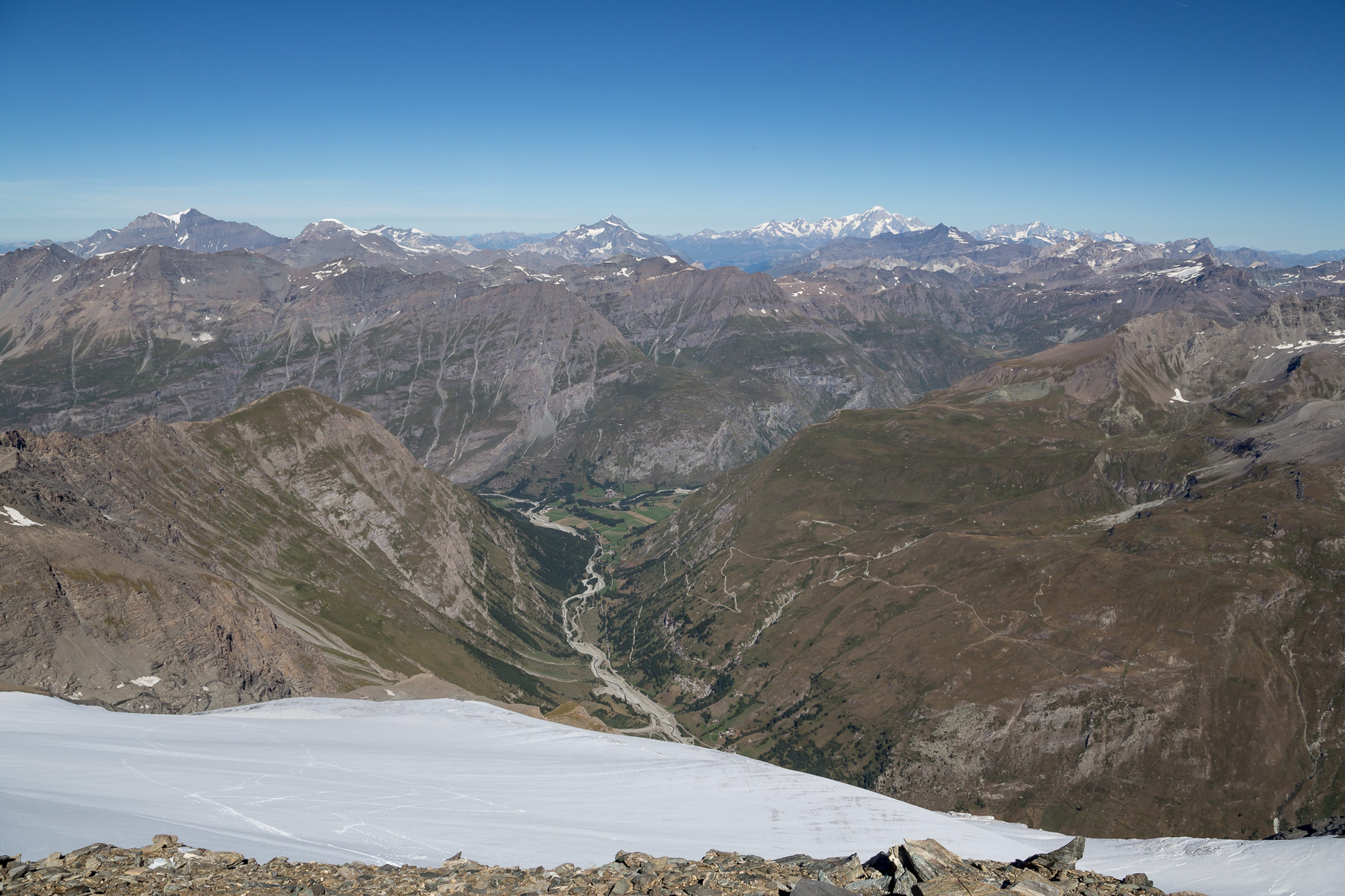 Tiefblick zum Parkplatz und zur Grande Casse (3.855 m), Mont Pourri (3.779 m), Mont Blanc (4.807 m) und Grandes Jorasses (4.208 m).
