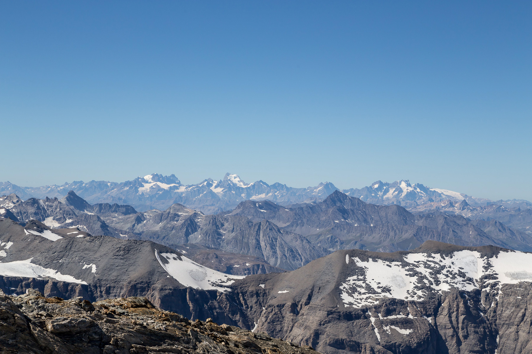 Blick in die Dauphiné: Mont Pelvoux (3.946 m), L'Ailefroide (3.927 m), Barre des Écrins (4.103 m), La Grande Ruine (3.765 m) - davor die Aiguille de Scolette (3.506 m) - und La Meije (3.982 m).