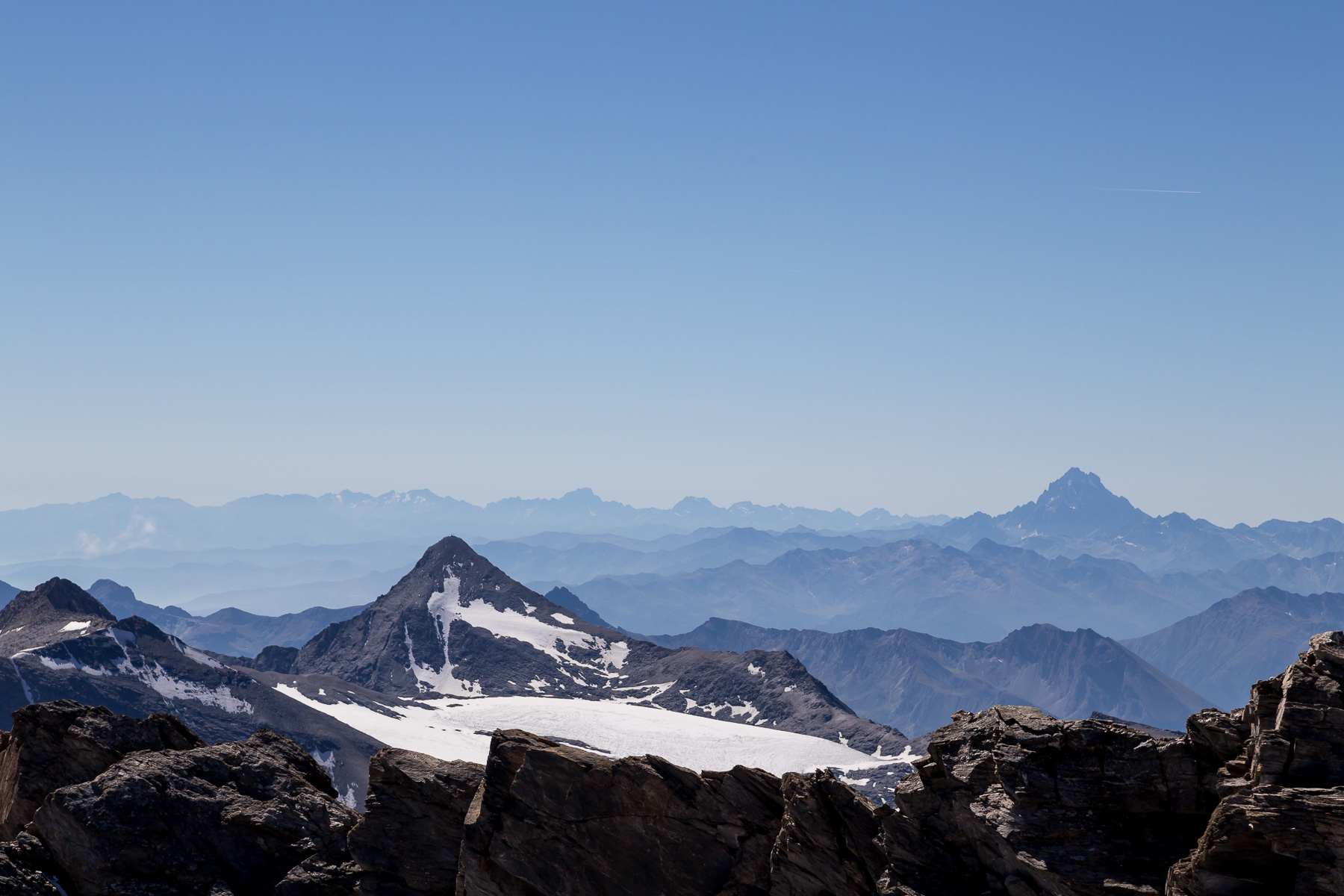 Monte Viso (3.841 m) und die Seealpen mit Mont Gélas (3.143 m), Cima d'Argentera (3.297 m) und Monte Matto (3.097 m).