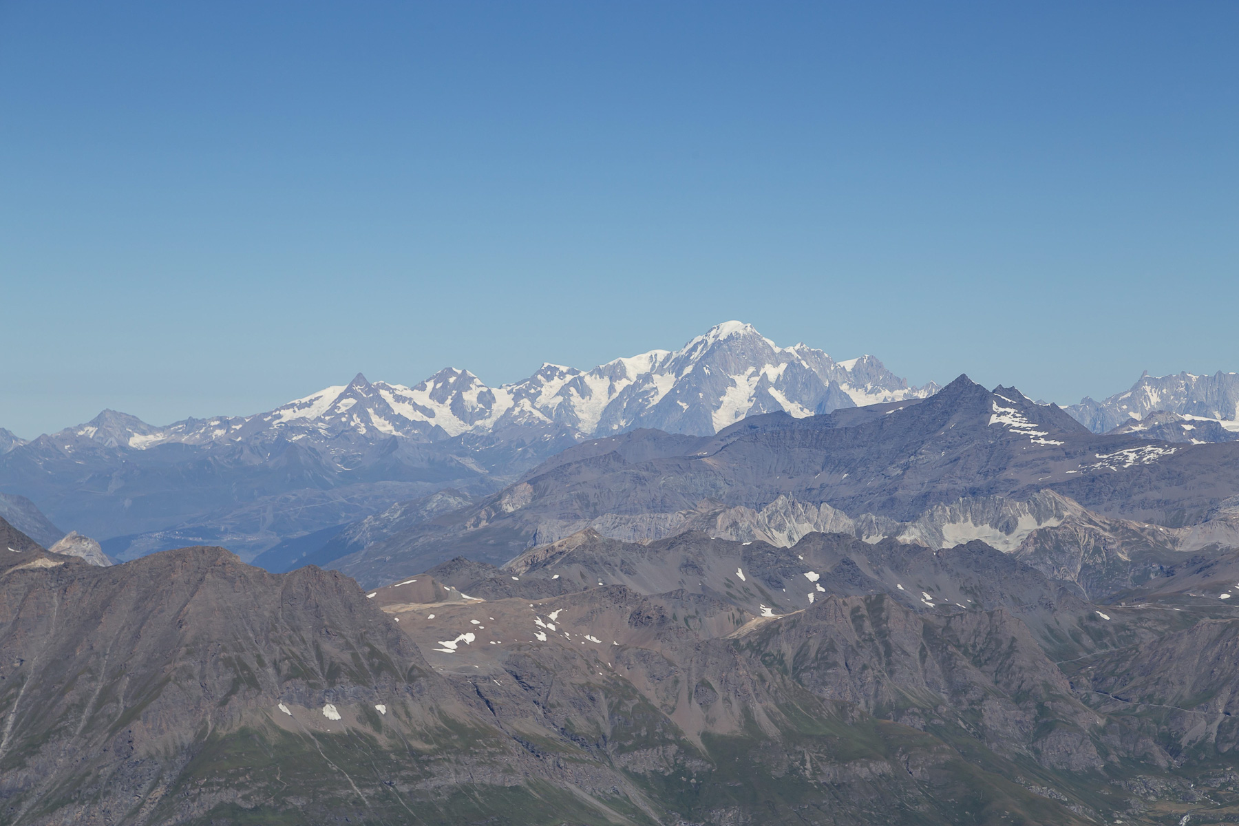 Mont Blanc (4.807 m) - rechts davor Aiguille de la Grande Sassière (3.757 m).