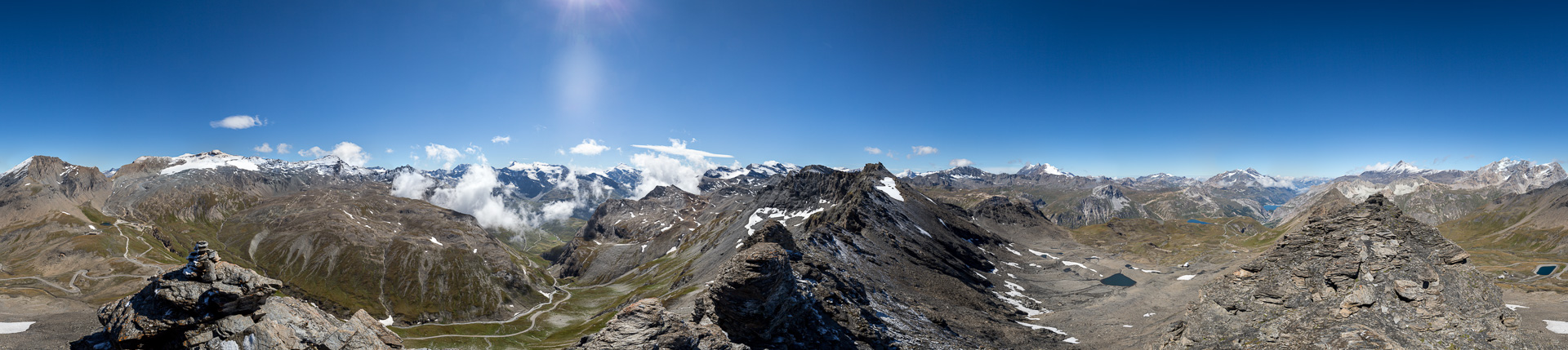 Links über dem Col de l'Iséran die hohen Gipfel der Maurienne, rechts La Grande Casse , Mont Pourri und Aiguille de la Grande Sassière.