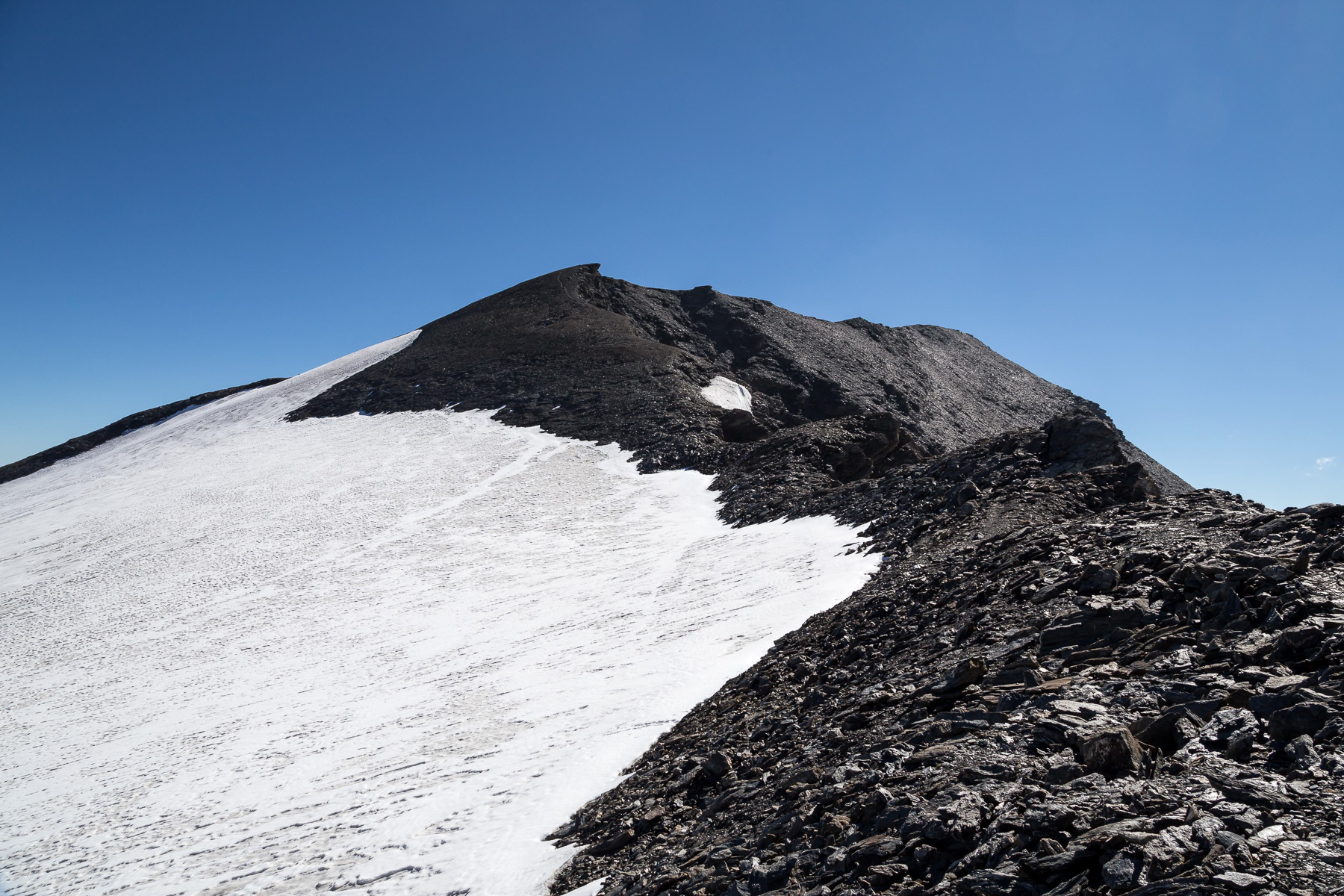 Der Glacier de l'Arcelle Neuve reicht bis fast an den Grat.