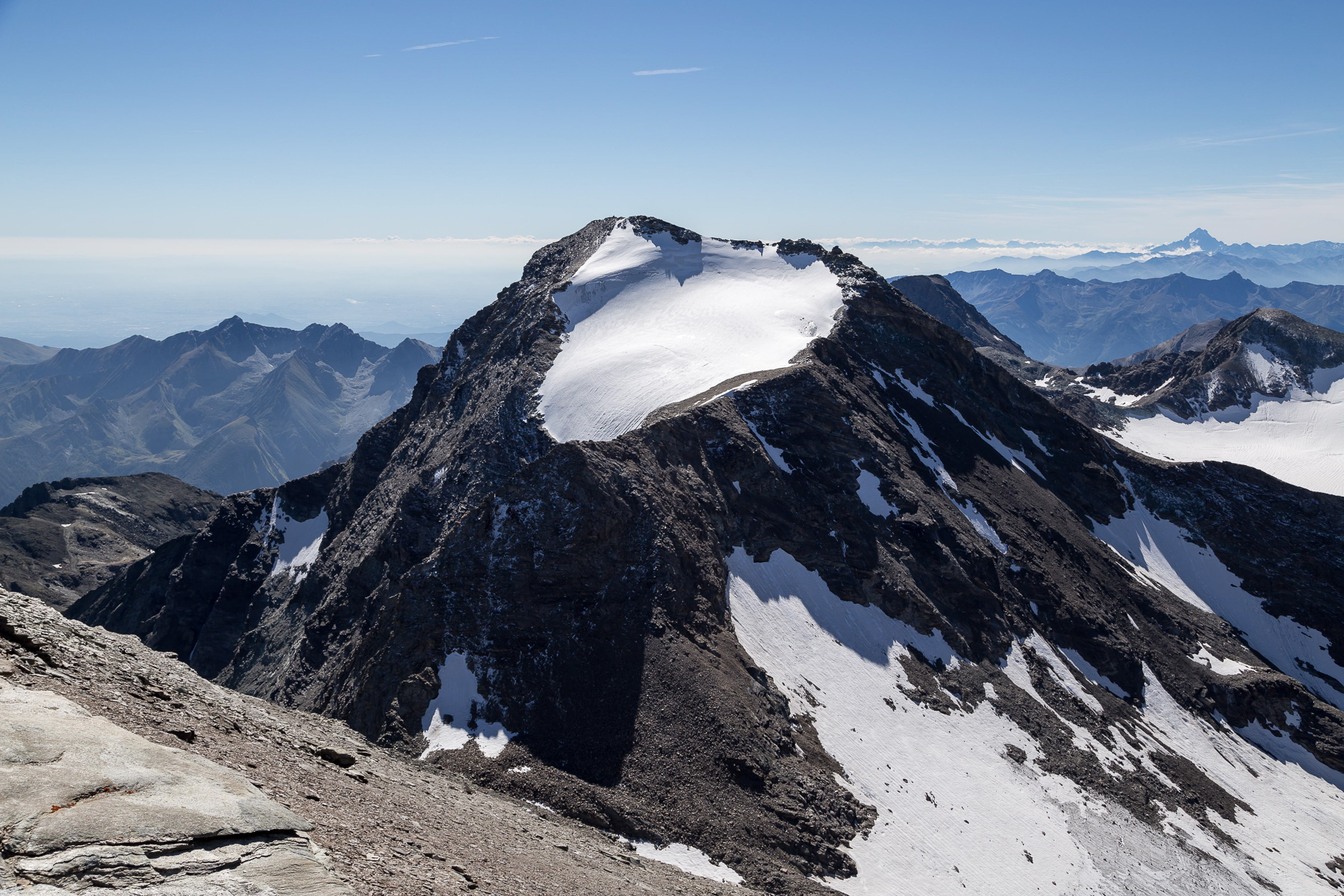 Blick zur Croix Rousse (3.541 m) - rechts dahinter die Seealpen und Monviso (3.841 m).