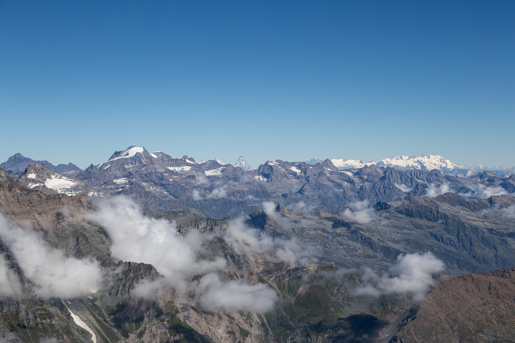 La Grivola (3.969 m), Gran Paradiso (4.061 m), Matterhorn (4.478 m), Dom (4.545 m) und Monte Rosa (4.634 m).
