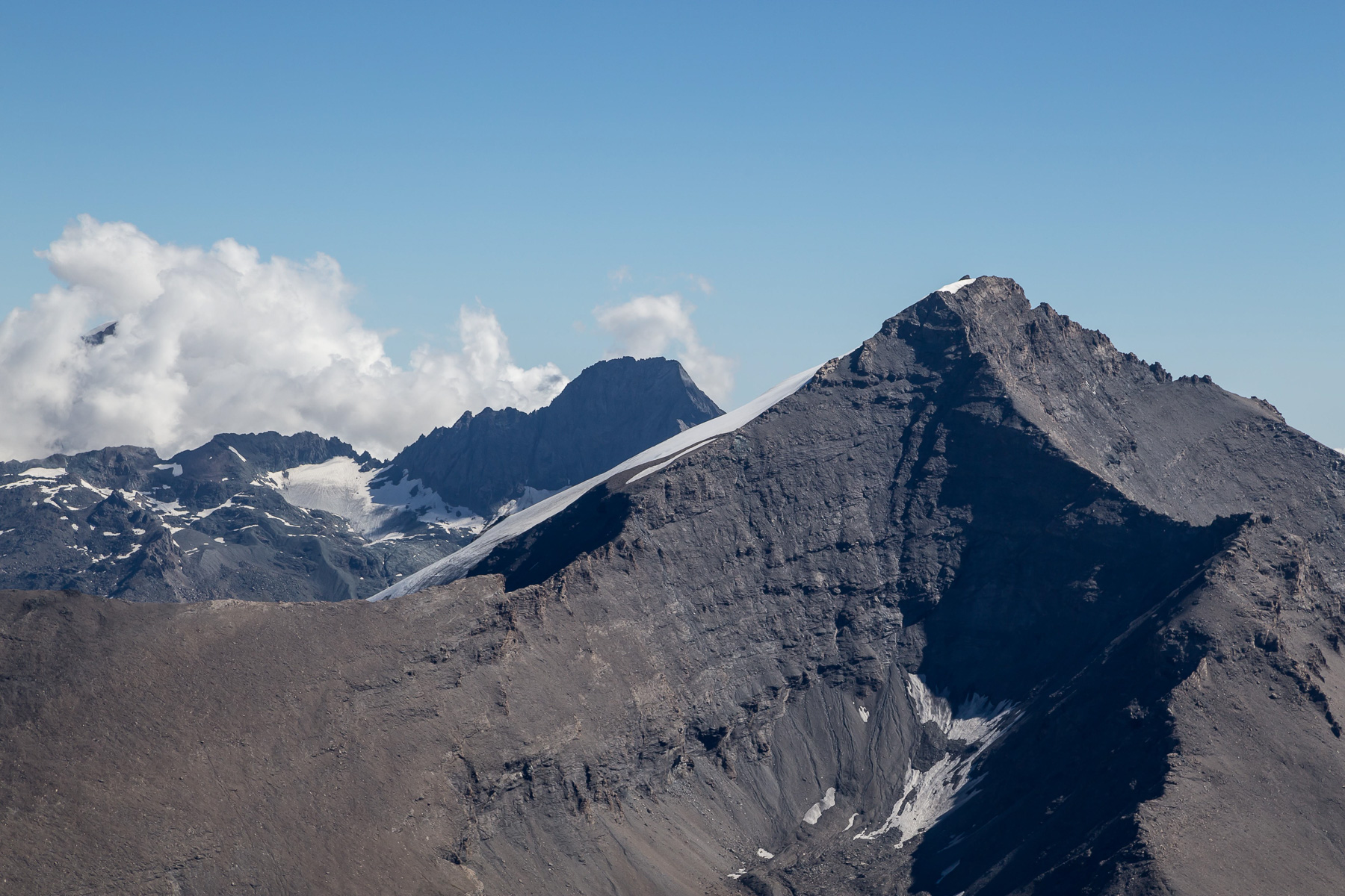 Blick zur Pointe de Charbonnel (3.752 m) - im Hintergrund La Bessanese (3.592 m) und in Wolken Gran Ciamarela (3.676 m).
