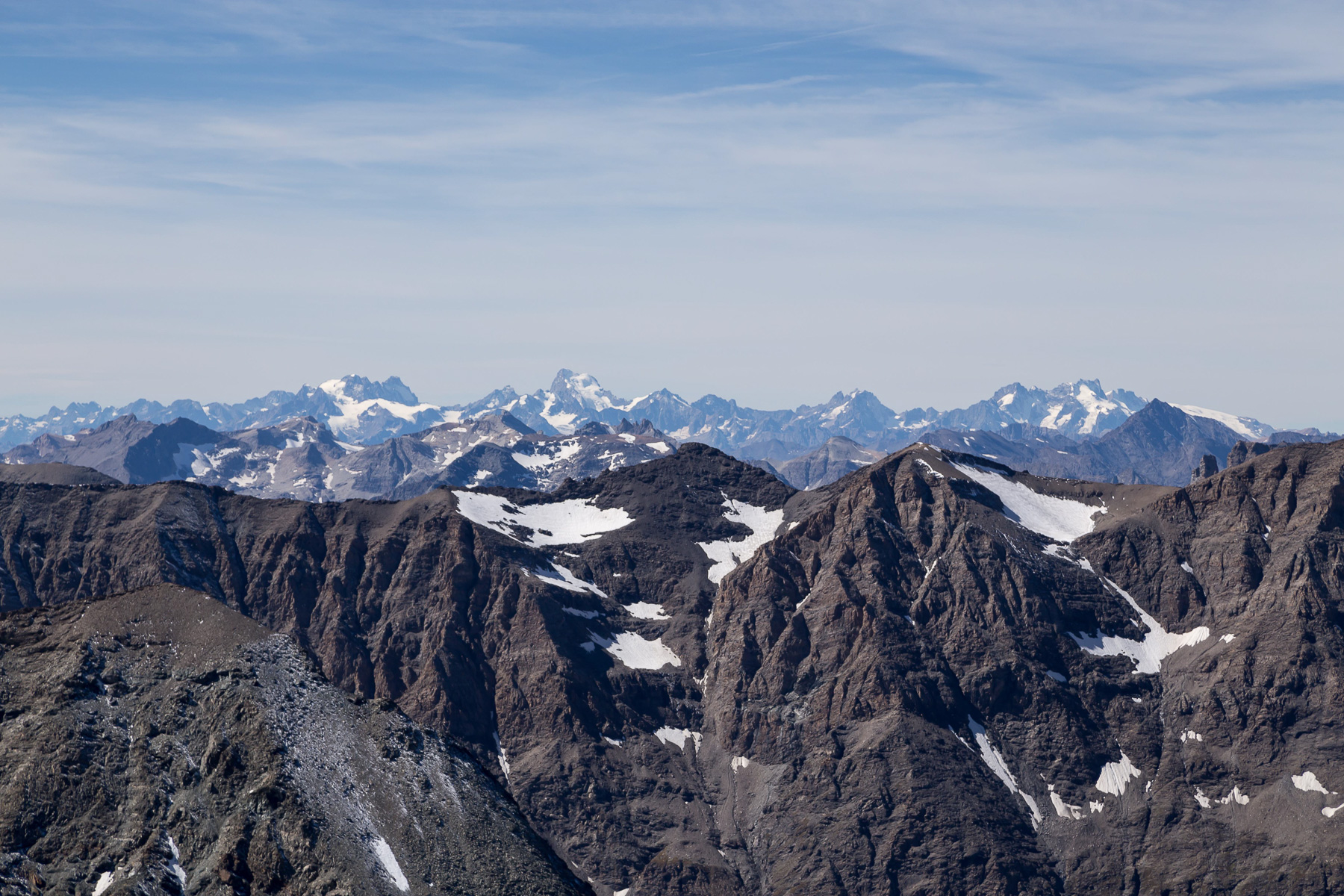 Blick in die Dauphiné: Mont Pelvoux (3.946 m), L'Ailefroide (3.927 m), Pic Coolidge (3.774 m), Barre des Écrins (4.103 m), La Grande Ruine (3.765 m) und La Meije (3.982 m).