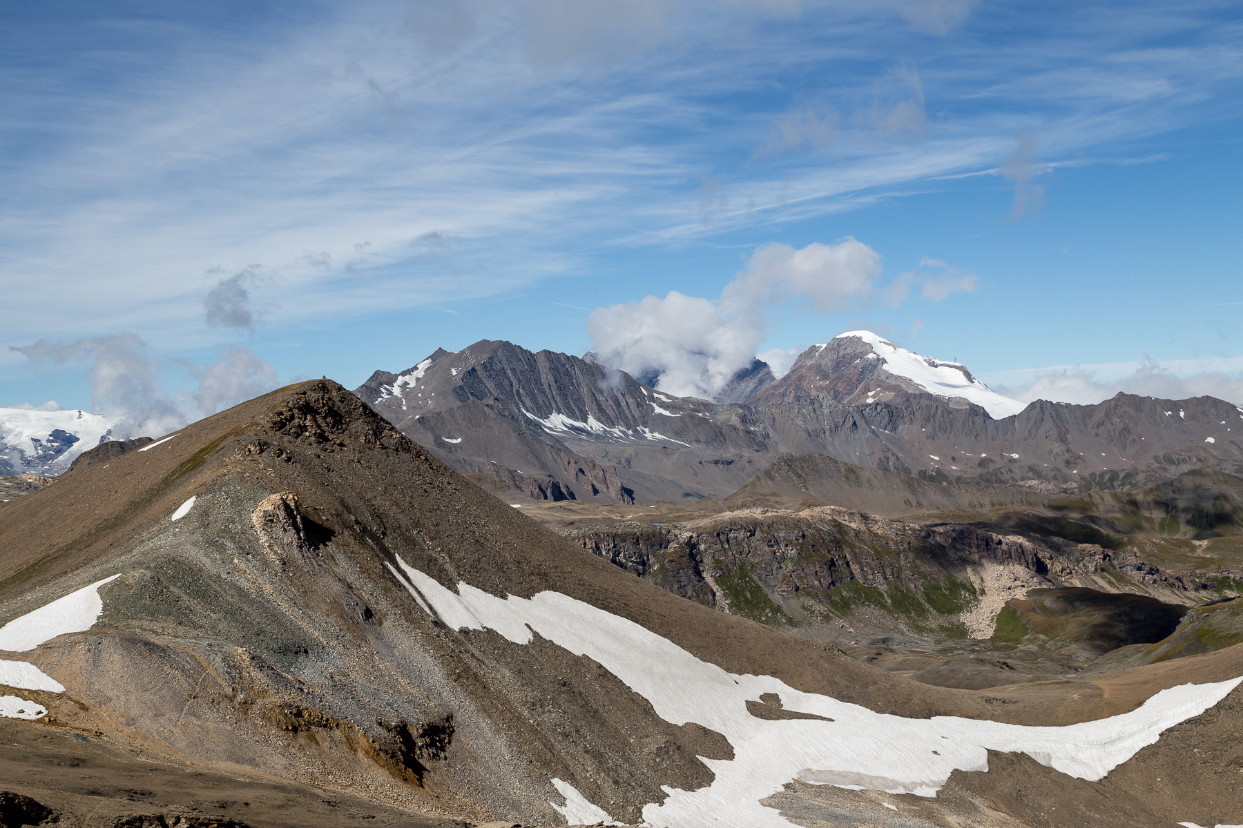 dahinter Pointe de la Sana (3.464 m) und La Grande Motte (3.653 m) - dazwischen in Wolken La Grande Casse (3.855 m).