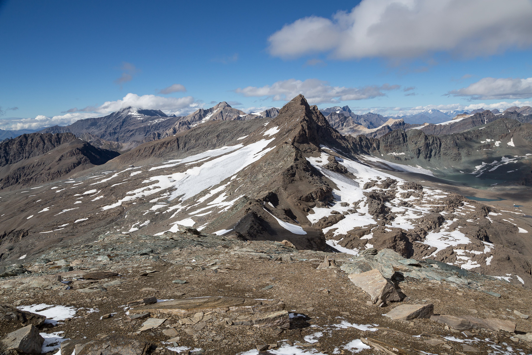Abstieg und Blick zur Pointe du Montet (3.428 m).