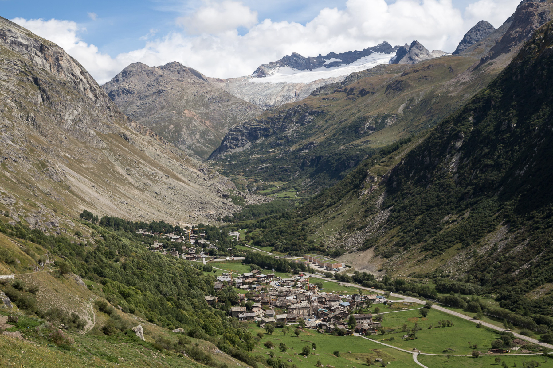 Gemütliches letztes Dorf der Maurienne - im Hintergrund Roc du Mulinet (3.442 m).