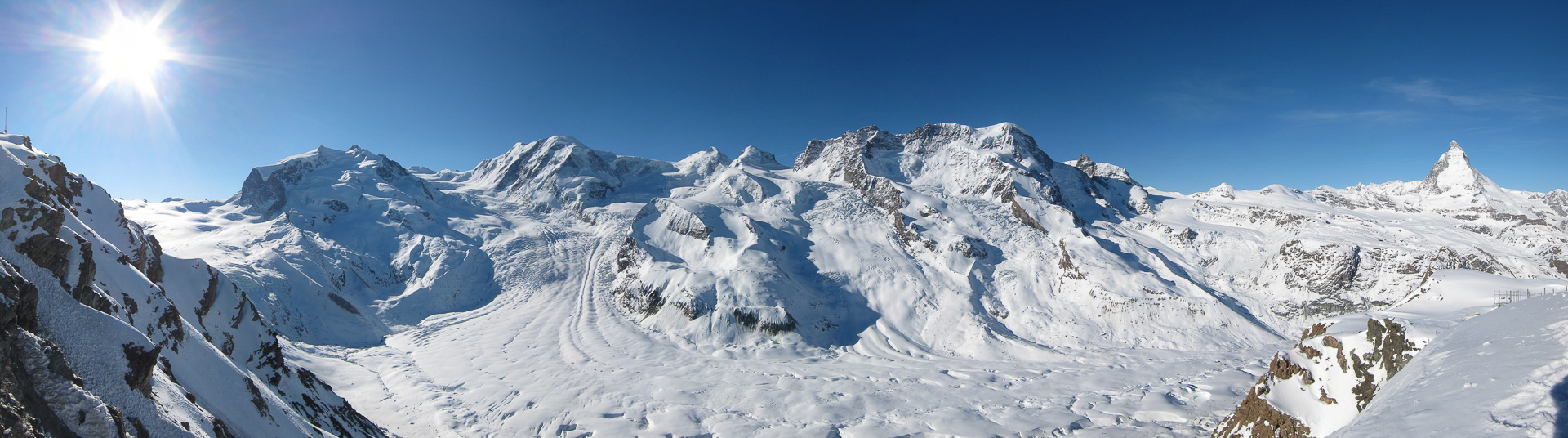 Erstes Panorama bei genialem Wetter: Monte Rosa, Liskamm, Castor, Pollux, Breithorn und Matterhorn.