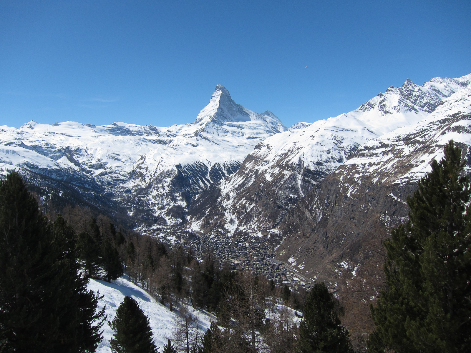 mit Blick auf Zermatt und Matterhorn.