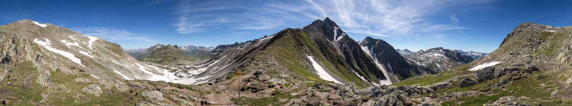 Von links kommt der Weg aus Graubünden, um rechts ins Tessin zu schwenken - rechts der Bildmitte das Signal Borel (Piz Cadlimo).