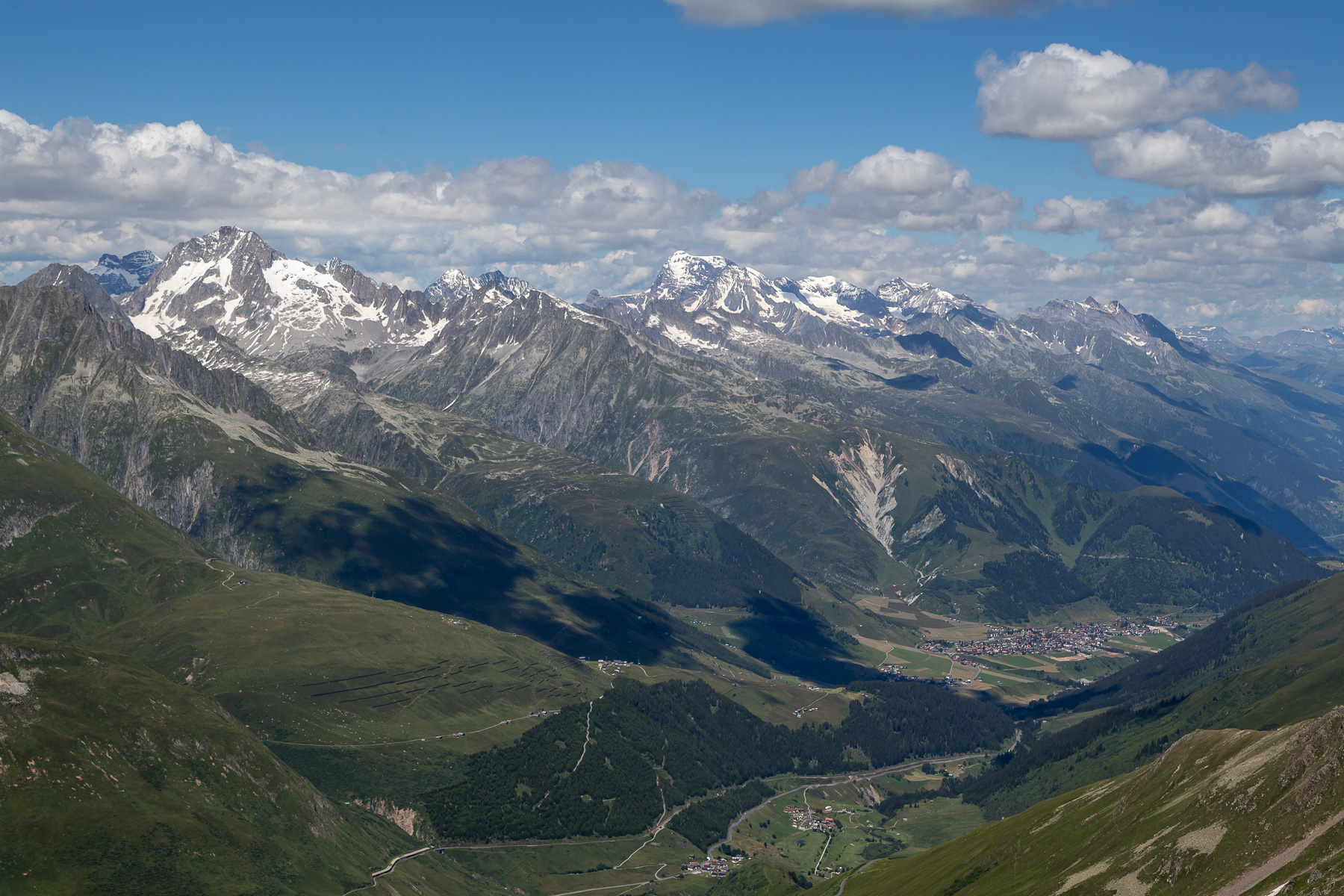 Sedrun zwischen Oberalpstock (3.328 m) und Tödi (3.614 m) - dahinter Cavistrau Grond (3.252 m).