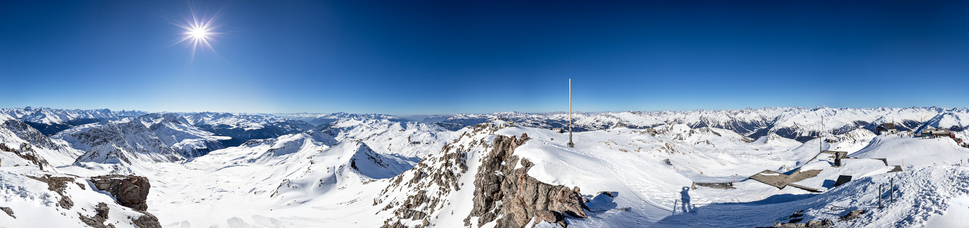 Das fast unmögliche Panorama: Ein total verbauter Gipfel! Dennoch eine phantastische Aussicht und herrliche Fernsicht.