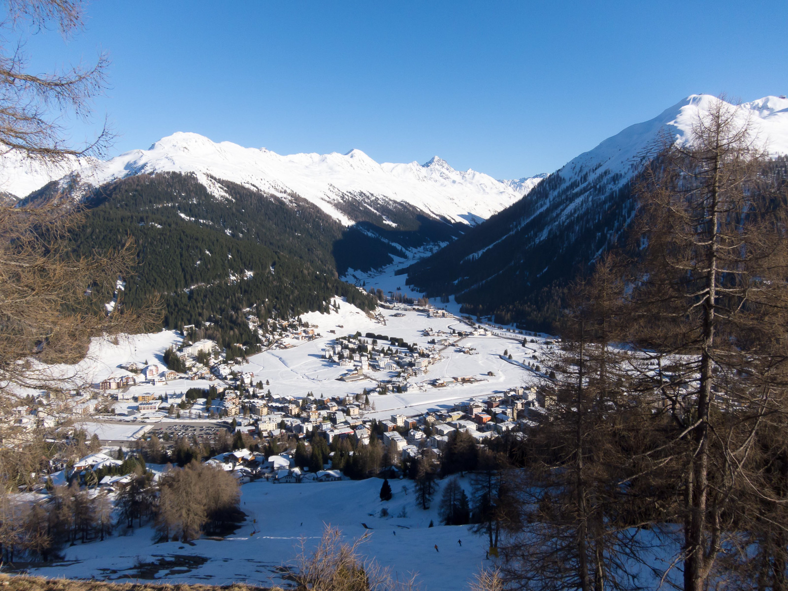 Sanftes Nachmittagslicht über der Alpenstadt Davos.
