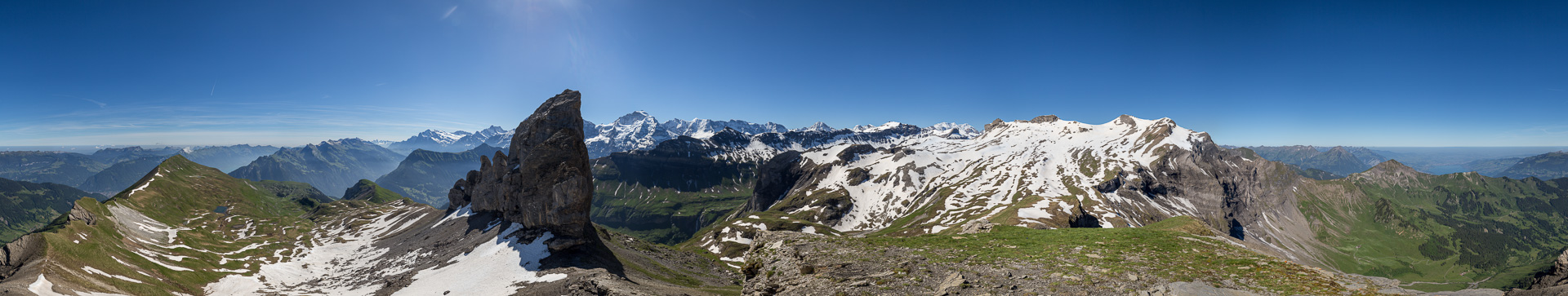 Gipfelpanorama - imposant der Blick zum großen Lobhorn. - Demnächst mit Link zu mountainpanoramas.