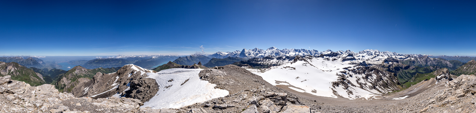 Das ganze Berner Oberland mitsamt Thuner See und Brienzer See stellt sich zur Schau! - Mit Link zu mountainpanoramas