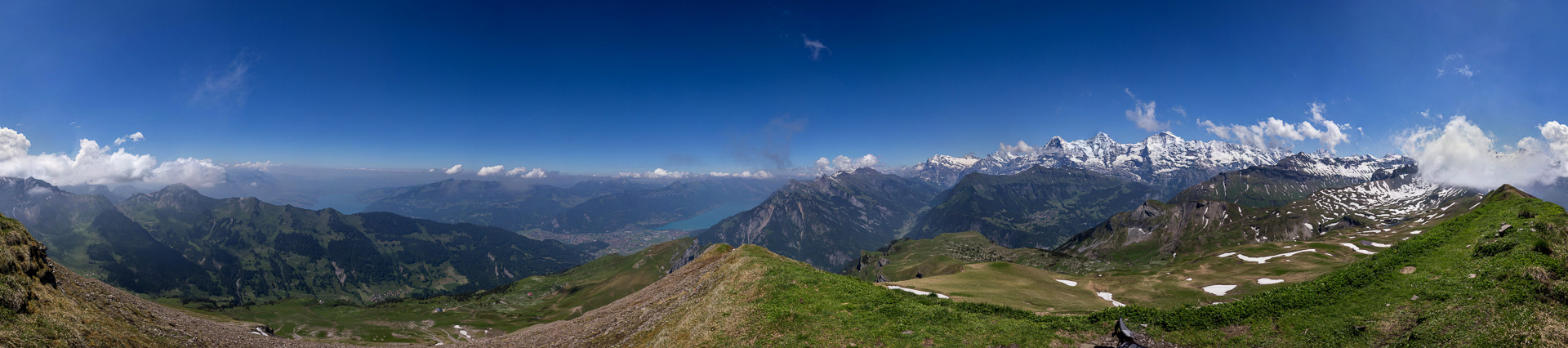 Herrliche Aussicht auf die Seen und das Berner Oberland