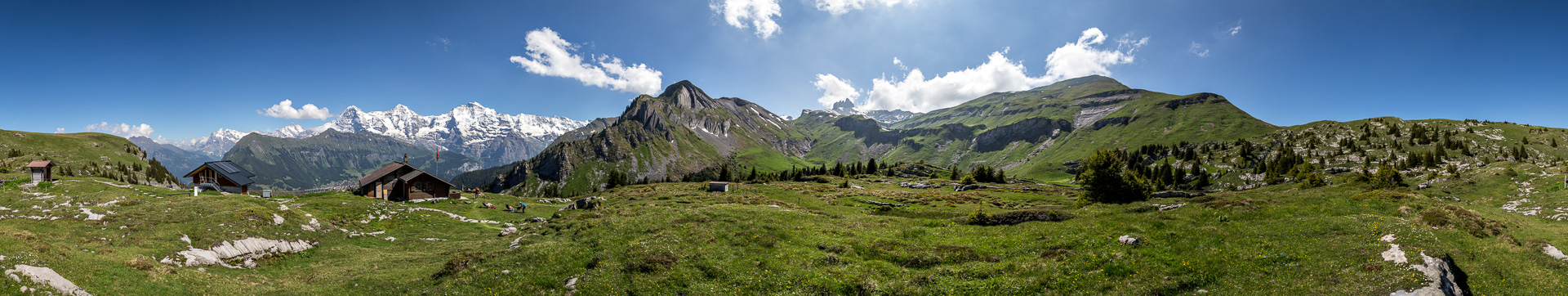 Sattes Grün und weiße Bergriesen als Kulisse an dieser gemütlichen Hütte - mit Link zu mountainpanoramas