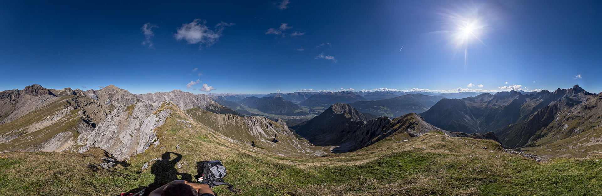 Kleiner Gipfel mit prächtiger Sicht auf Imst und die Berge rund um Schlenkerspitze und Muttekopf.