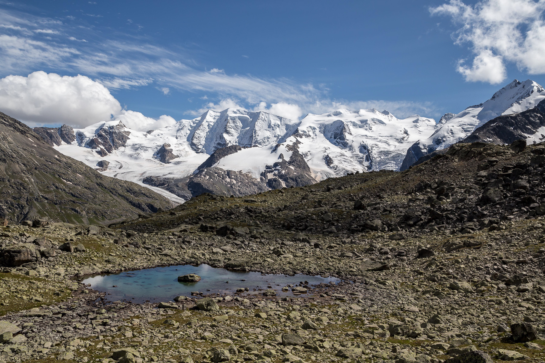 Kleiner See mit Piz Palü (3.900 m), Bellavista (3.922 m), Piz Bernina (4.049 m) mit Bianco-Grat