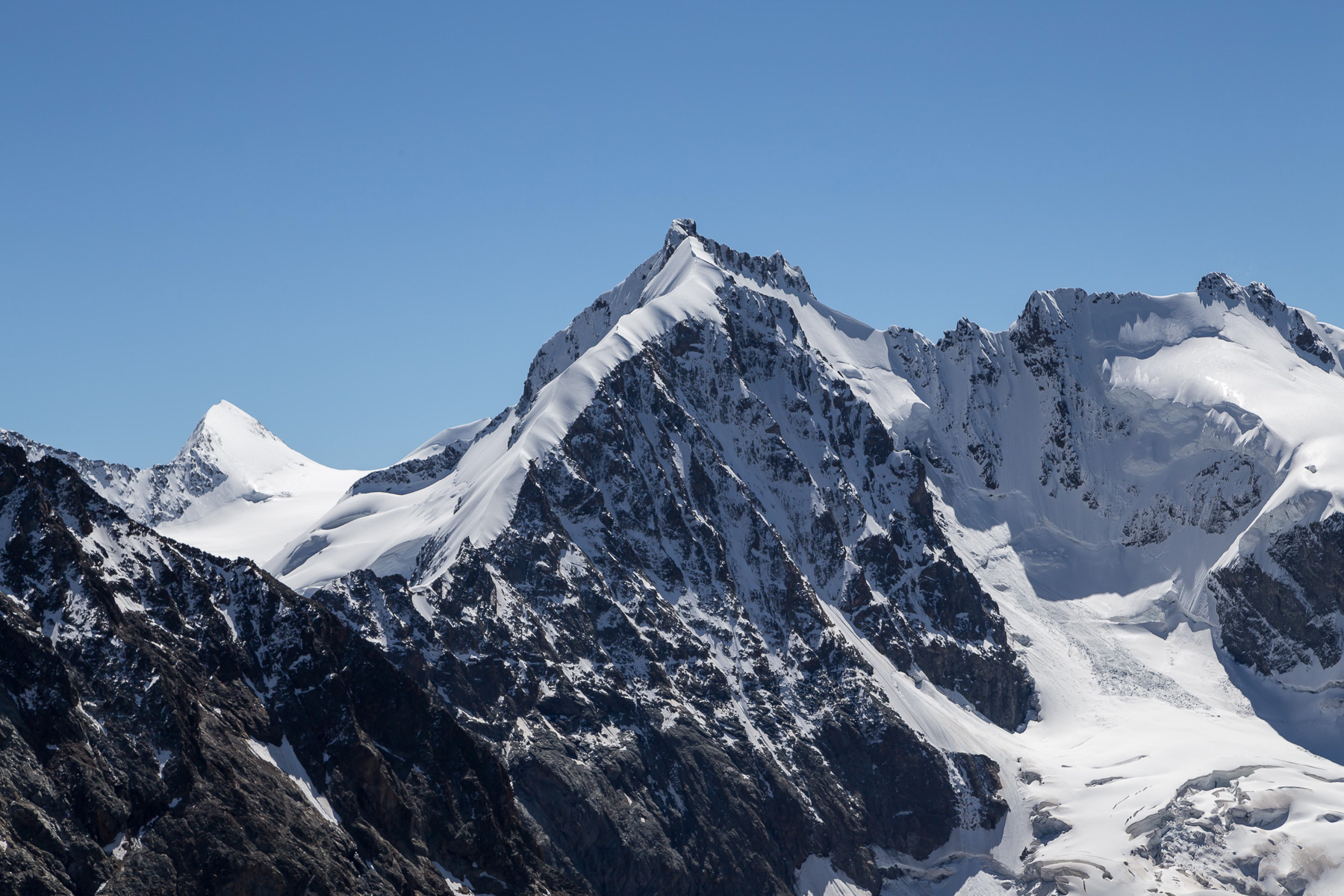 Der berühmte Bianco-Grat bführt zum Gipfel des Piz Bernina (4.049 m)