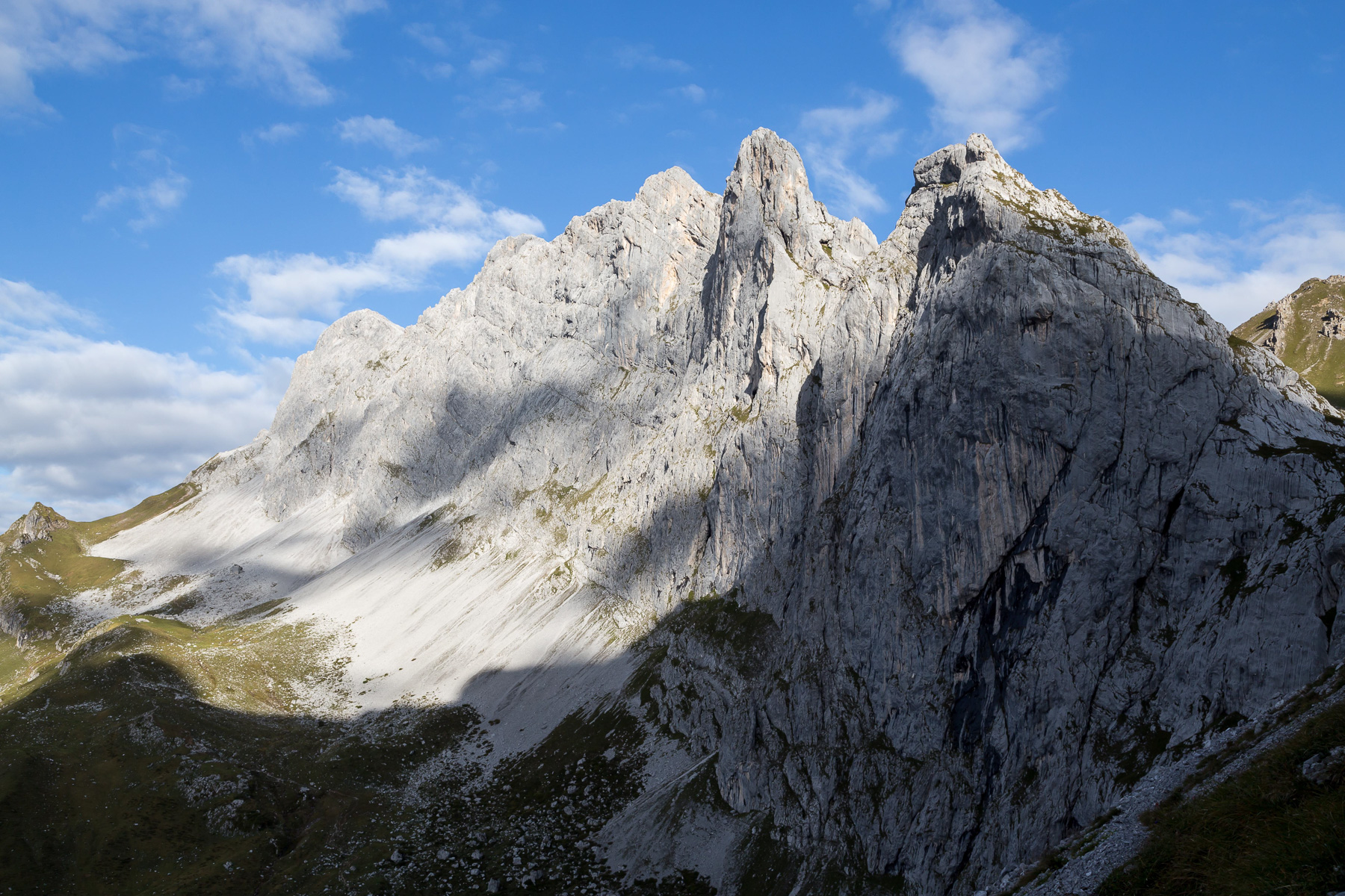 Beliebte Kletterwände und späteres Gipfelziel.