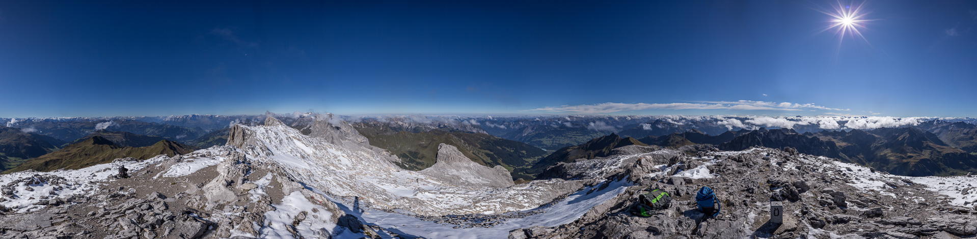 Gipfelpanorama mit den Bündner Bergen, Silvretta und einigen Spitzen der Berner und Walliser Alpen.